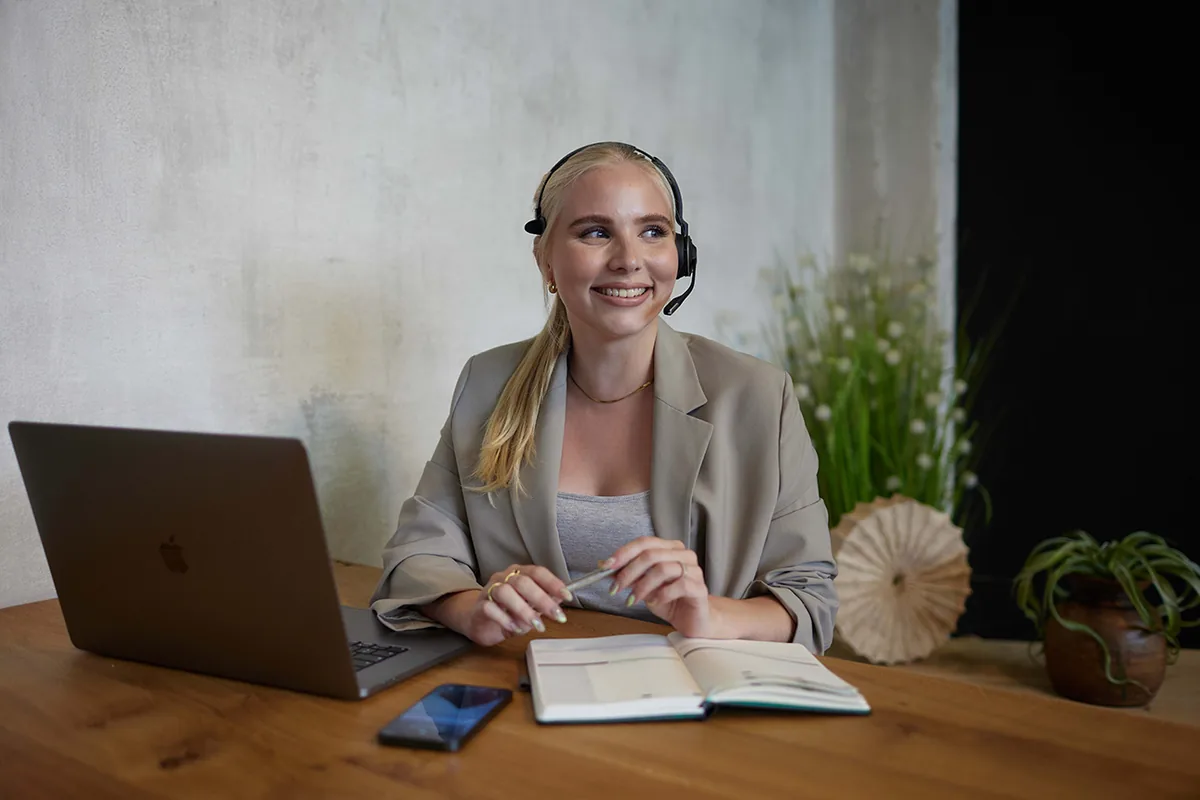 Mitarbeiterin mit Headset im Büro – moderne Cloud-Telefonie für Unternehmen