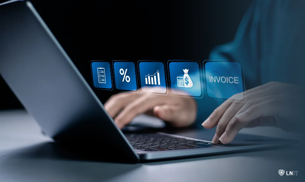 Hände am Laptop mit Icons für E-Rechnung, Buchhaltung und Invoice – digitale Rechnungsstellung für KMU