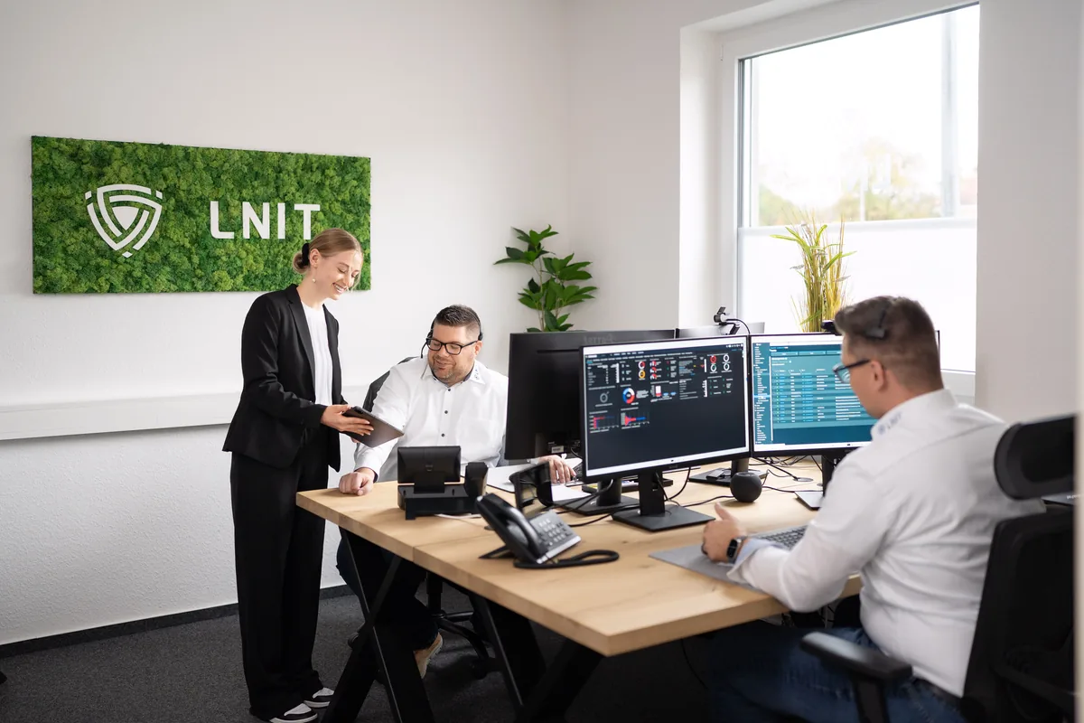 LNIT Team aus Diekholzen analysiert Monitoring-Dashboard mit Charts und Kennzahlen – IT-Kosten transparent senken