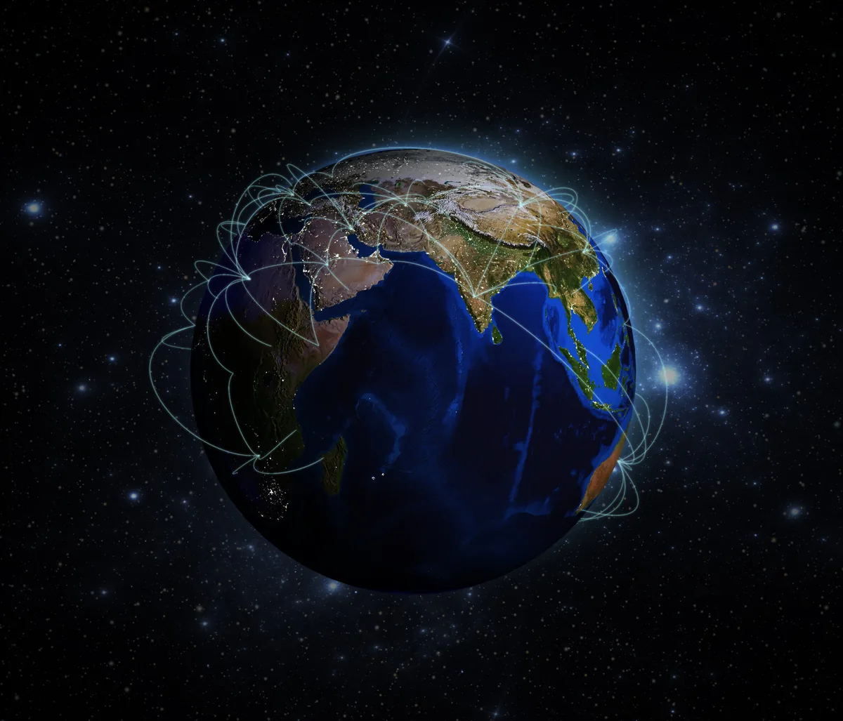Erde aus dem All mit Netzwerk-Verbindungslinien – IT-Netzwerktypen LAN, WAN und VPN im Überblick
