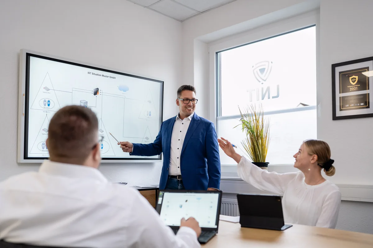 LNIT IT-Berater präsentiert IST-Situation und Konzept am Whiteboard – externe IT-Abteilung für KMU
