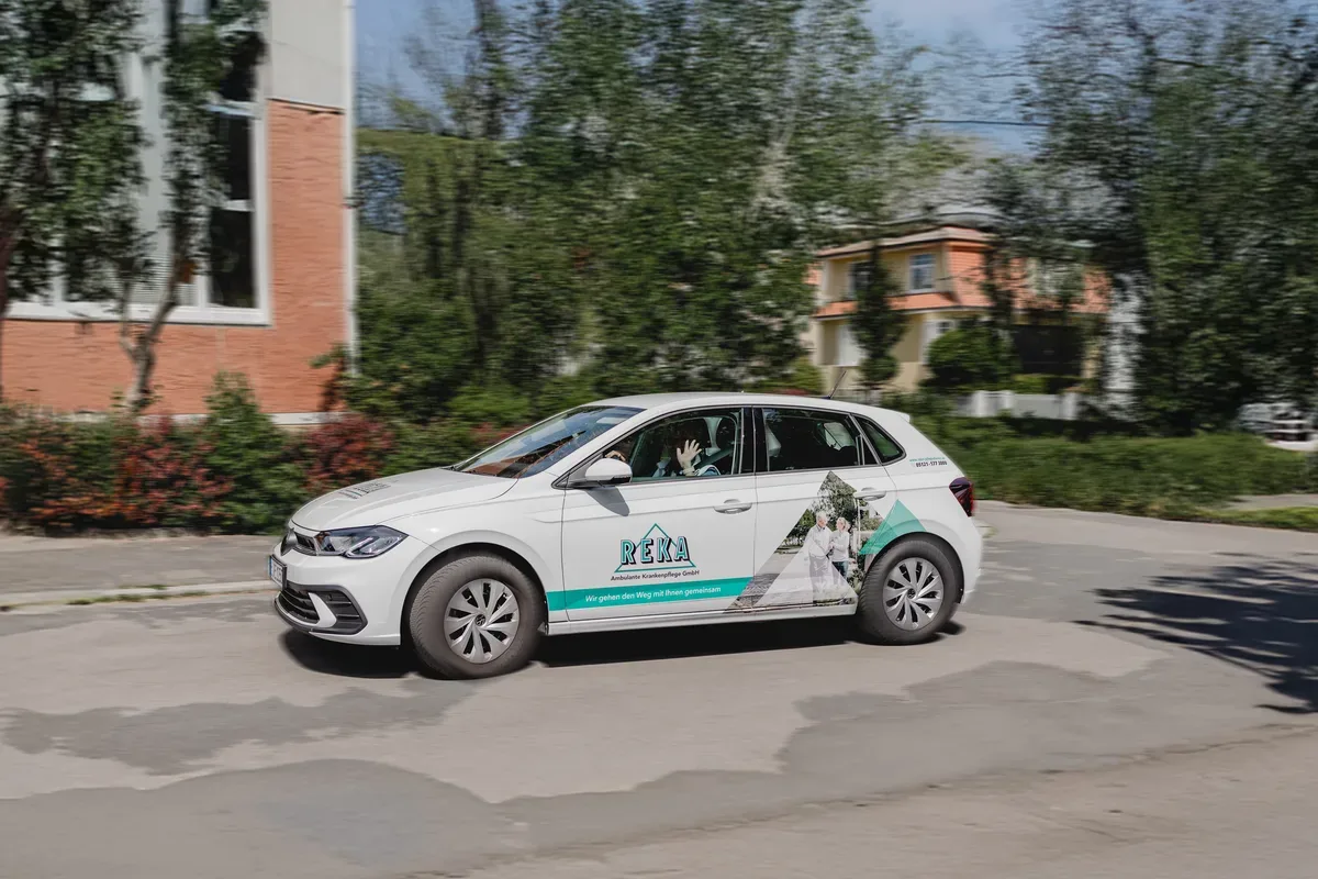 Pflegekraft arbeitet im Pflegedienst-Auto am Tablet – DSGVO-konformer Schutz von Patientendaten in der mobilen Pflege