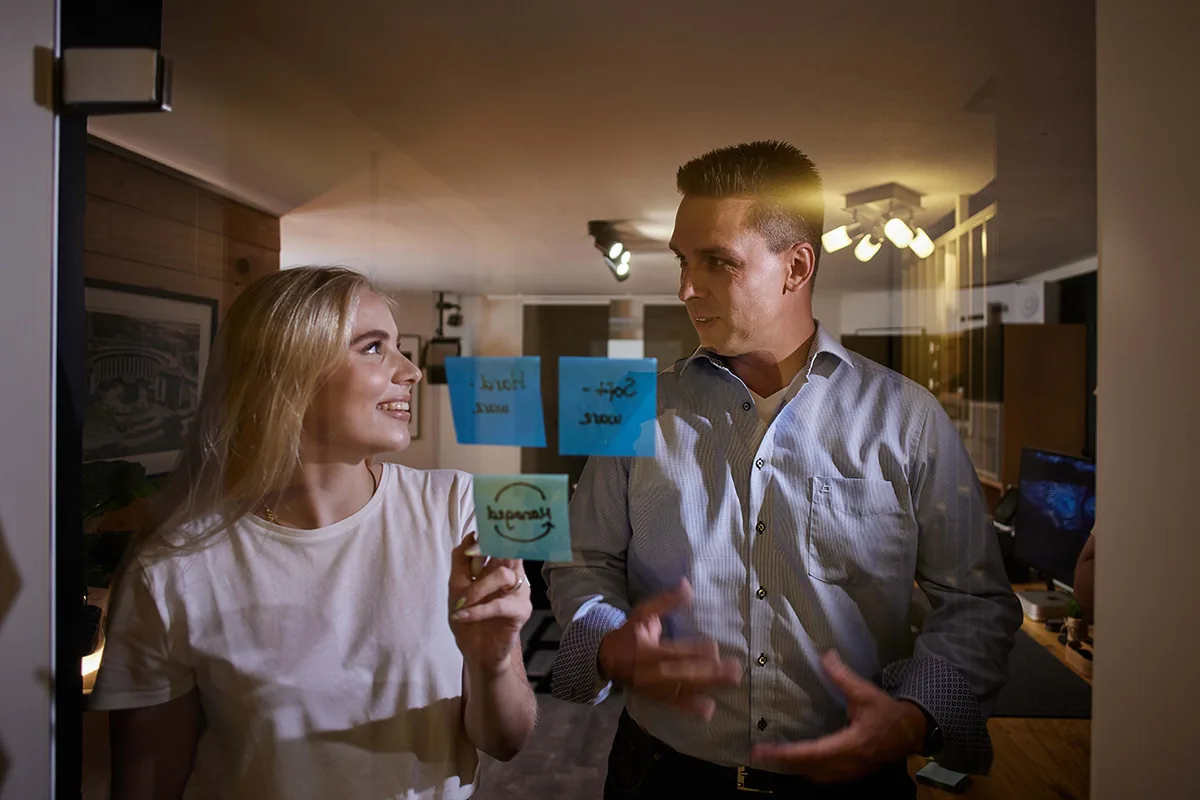 IT-Beratung am Glasboard mit Post-its zu Hardware, Software und Managed Service – LNIT Managed-Service-Konzept