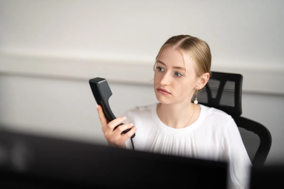 Mitarbeiterin am Telefon im Support – Telefonie-Kennzahlen und Erreichbarkeit für KMU in Hildesheim und Diekholzen