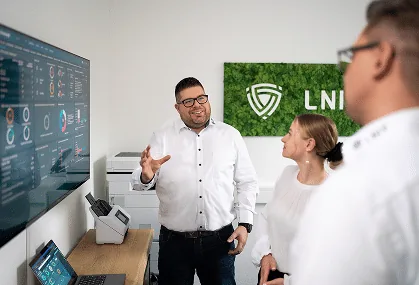 Atmosphärisches Hintergrundbild der LNIT-Startseite