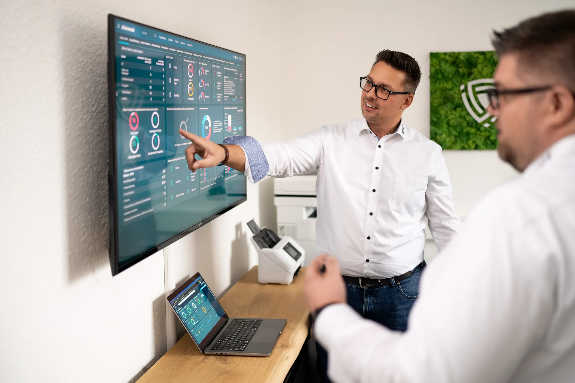 Lars Neumann erklärt einem Kollegen im LNIT-Büro in Diekholzen ein Dashboard — echtes Foto, kein KI-Symbolbild