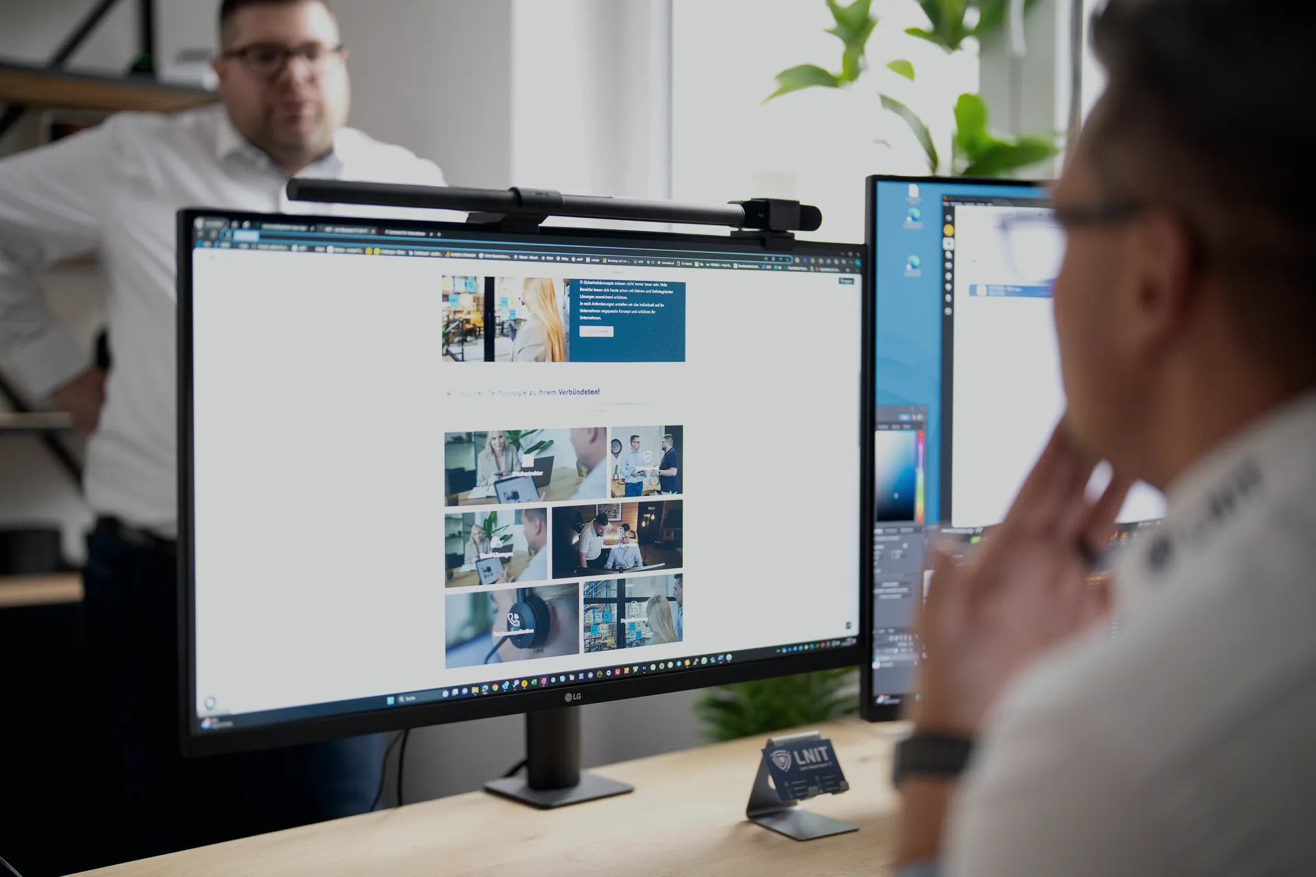 LNIT IT-Team aus Diekholzen im Gespräch am Monitor – inside.HUB Wissenshub für IT-News und Ratgeber