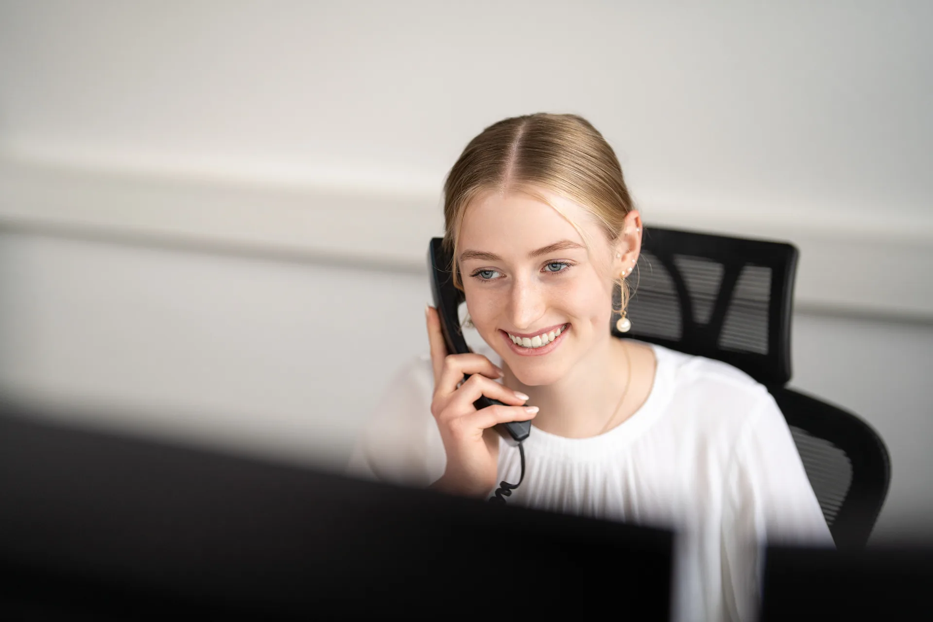 LNIT Mitarbeiterin freundlich am Telefon – zufriedene Kundenbetreuung