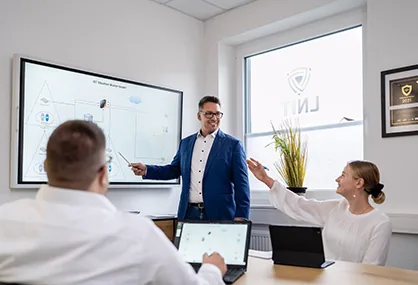 Präsentation im Konferenzraum bei LNIT