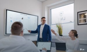 Lars Neumann und Mitarbeiter bei einer Besprechung im Buero