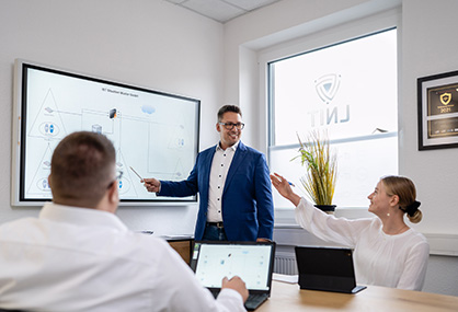 Präsentation in einem Konferenzraum von LNIT